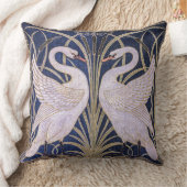 ヴィンテージスワン、ラッシュとアイリスby W. Crane クッション (ブランケット)