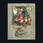 ヴィンテージスワーズとホリーフォトカード ポストカード<br><div class="desc">デザインエレガントは金ゴールドの渦巻きビクトリアンとホリーと子どものフレームを使用し飾て、あなたの写真のためのベージュ色のダマスクの背景にクリスマスの文字と華美一緒に。</div>