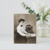 ヴィンテージタイプライター付きの机に座っている人 ポストカード (スタンド正面)