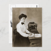 ヴィンテージタイプライター付きの机に座っている人 ポストカード (正面/裏面)