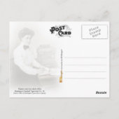 ヴィンテージタイプライター付きの机に座っている人 ポストカード (裏面)