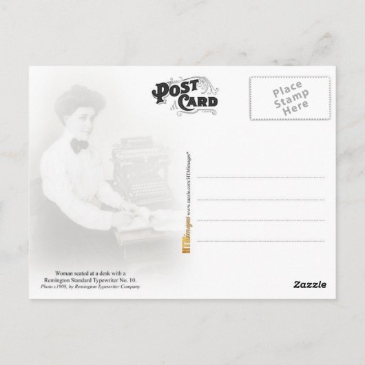 ヴィンテージタイプライター付きの机に座っている人 ポストカード (裏面)