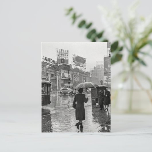 ヴィンテージタイムズスクエアNYC雨の日 ポストカード (スタンド正面)