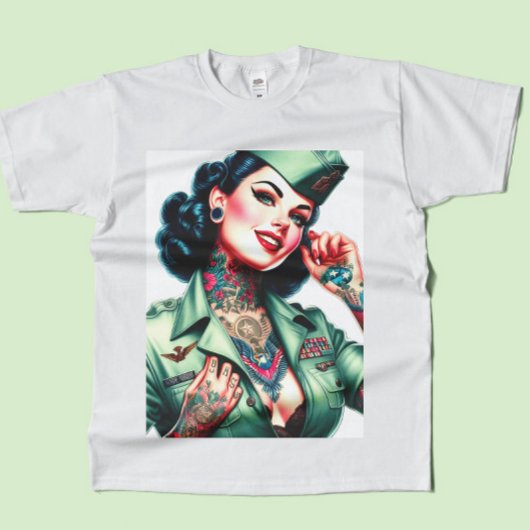 ヴィンテージタトゥー入りの軍人女性 Tシャツ