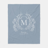 ヴィンテージダスティブルーフローラクレストモノグラム フリースブランケット (正面)