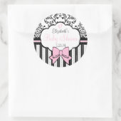 ヴィンテージダマスクとストライプピンク赤ちゃんシャワー ラウンドシール (バッグ)