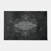 ヴィンテージダークゴシック様式のマカブレハロウィンファミリー名 ドアマット (正面)