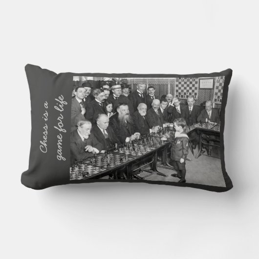 ヴィンテージチェスのトーナメント写真 – ゲームfor Life ランバークッション (正面)