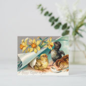 ヴィンテージチックスと黄色の花イースターグリーティング ポストカード (スタンド正面)