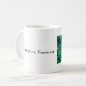 ヴィンテージチャーチ通り、バーリントン、VT コーヒーマグカップ (正面左)