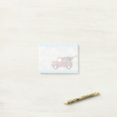 ヴィンテージツリー付き赤おもちゃのトラック ポストイット (デスク上)