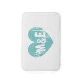 ヴィンテージティール（緑がかった色）ブルーハートデザインモノグラム風呂マット バスマット (正面縦)