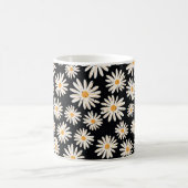ヴィンテージデイジーの花の継ぎ目のないヴィンテージパターン。ディ コーヒーマグカップ (中央)