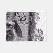 ヴィンテージトラクターin芝生 フリースブランケット (正面(横))