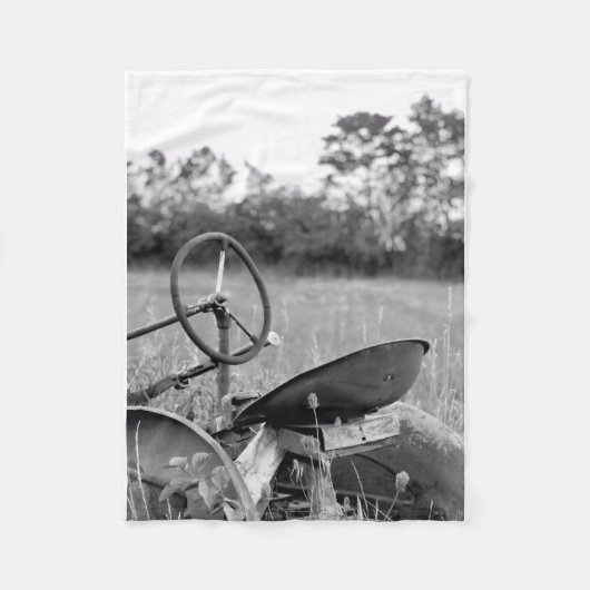 ヴィンテージトラクターin芝生 フリースブランケット (正面)