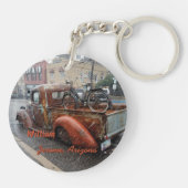 ヴィンテージトラックと自転車でアリゾナ州ジェローム キーホルダー (裏面)
