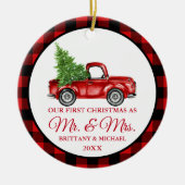 ヴィンテージトラックの初めてのクリスマスミスター・アンド・ミセス・プレイド セラミックオーナメント (正面)