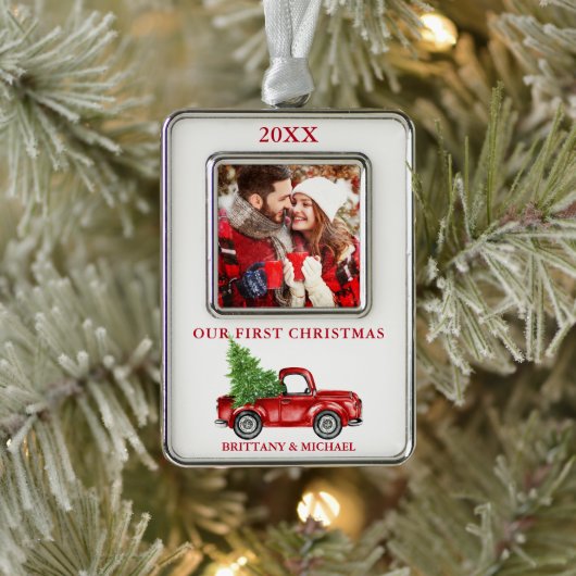 ヴィンテージトラック私たちの初めてのクリスマスカップル写真レッド シルバープレートフレームオーナメント (ツリー)