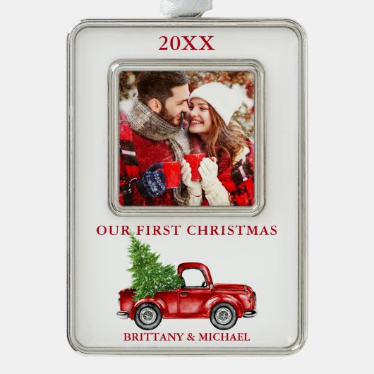ヴィンテージトラック私たちの初めてのクリスマスカップル写真レッド シルバープレートフレームオーナメント (正面)