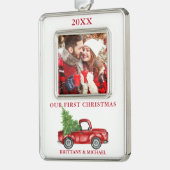 ヴィンテージトラック私たちの初めてのクリスマスカップル写真レッド シルバープレートフレームオーナメント (左)