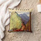 ヴィンテージトラベルニュージーランドランドスケープ先住民女性 クッション (ブランケット)