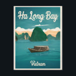 ヴィンテージトラベルハロングベイベトナムレトログラフィック ポストカード<br><div class="desc">世界で最も息を呑む自然の一つの神秘的で時代を超越した魅力を捉えたヴィンテージの旅インスパイアデザインとベトナムのハロン湾のエーテル美しいに足を踏み入れ、ユネスコの世界の伝統地のエメラルドの海と高くそびえる石灰岩のの島をのを旅ににに着手することを招待す疑問に思。</div>