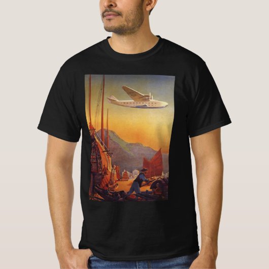 ヴィンテージトラベル 香港のジャンク船上空を飛行する旅客機 Tシャツ (正面)
