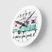 ヴィンテージトレーラー – ホームが駐車する場所 ラウンド壁時計 (傾斜)