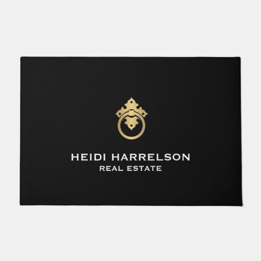 ヴィンテージドアノッカーのロゴ不動産仲介業者金ゴールド/ブラック ドアマット (正面)