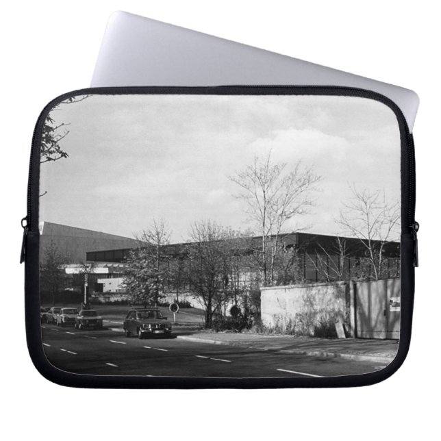 ヴィンテージドイツ・ベルリン新国立美術館1970 M ラップトップスリーブ (正面)