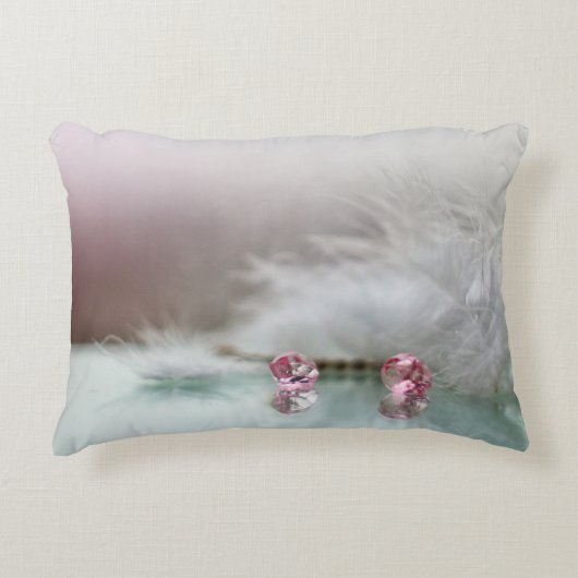 ヴィンテージドレッシングテーブルのボビーピン、宝石、羽根 アクセントクッション (正面)