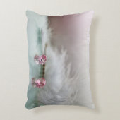 ヴィンテージドレッシングテーブルのボビーピン、宝石、羽根 アクセントクッション (正面(垂直))