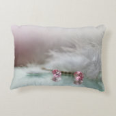 ヴィンテージドレッシングテーブルのボビーピン、宝石、羽根 アクセントクッション (裏面)