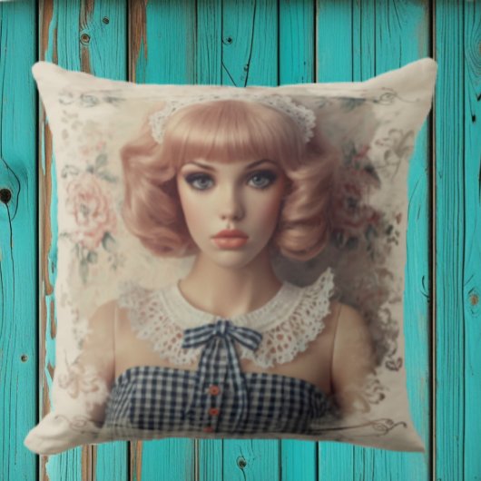ヴィンテージドールコアガールとアイボリー クッション