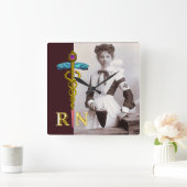 ヴィンテージナースと金ゴールドカドゥセウスNRエンブレム スクエア壁時計 (ホーム)