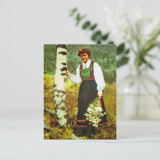 ヴィンテージノルウェーの花を持つ女性 ポストカード (スタンド正面)