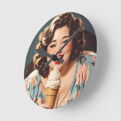 ヴィンテージハッピー食べ物ウーマンのアイスクリーム ラウンド壁時計 (傾斜)