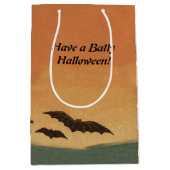 ヴィンテージハロウィーンの子ども飛んでいるこうもり追いかけ ミディアムペーパーバッグ (正面)