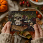 ヴィンテージハロウィーンシーンデコページスカルエフェメラ ポストカード<br><div class="desc">このデザインはパーソナライズされた、[編集]デザインを選択して行う。他のアイテムに転送することもできます。colorflowcreations@gmail.comで連絡は、このデザインを別の製品にインストールしたり、このデザインのサポートが必要なもし場合は、ページの上部にあるチャットオプションを使用する。www.facebook.com/colorflowcreations、www.instagram.com/colorflowcreations、www.twitter.com/colorflowart、後を追およびwww.pinterest.com/colorflowcreationsで自分のデザインや自分の情報を見る。</div>