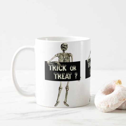 ヴィンテージハロウィーントリックまたはトリートスケルトン コーヒーマグカップ (ドーナツ)