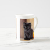 ヴィンテージハロウィーンブラックキットンイラストレーション ボーンチャイナマグカップ (正面右)