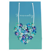 ヴィンテージハートフローラパーソナライズされたリースティール（緑がかった色）ブルー ミディアムペーパーバッグ (裏面)