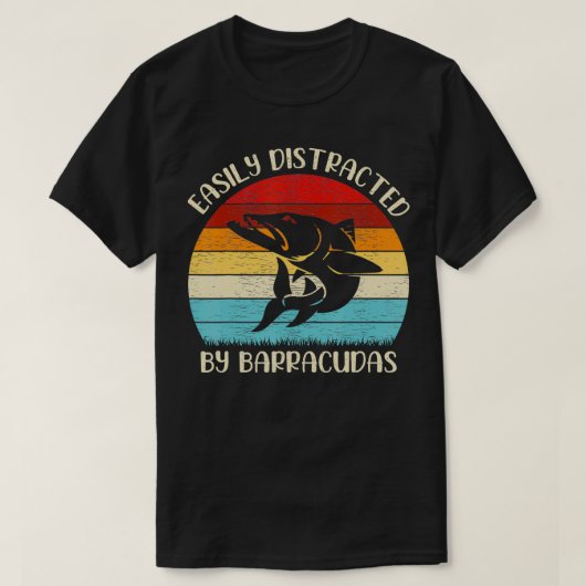 ヴィンテージバラクーダ魚の恋人が気を散らしやすい Tシャツ (デザイン正面)