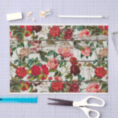 ヴィンテージバラ庭園オン木製壁 – 垂直 薄葉紙 (クラフト)