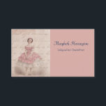 ヴィンテージバレリーナガールインザピンクツツ 名刺<br><div class="desc">ピンクのチュツのバレリーナのダーリングなヴィンテージのイメージ。背景は淡いアンティークのベージュグランジで色あせたスタイルの質感。ほのかな赤みを帯びたピンクのヒントが縁ど周囲を囲んだ。バラ色の頬と両手を組み合わせ、バレエのポーズで足を結び、髪にピンクのリボンを巻き付けた独特で可愛いバレエダンサー。バレエとダンスが大好きな人のための素敵な作曲。</div>