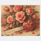 ヴィンテージバレンタインデーのチョコレートと花 フリースブランケット (正面(横))