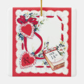 ヴィンテージバレンタインデーのハート、花、リボン セラミックオーナメント (裏面)