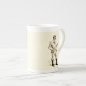 ヴィンテージパイプとブーツを備えたゴルファー ボーンチャイナマグカップ (正面右)