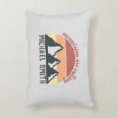 ヴィンテージパステル山脈はモノグラムグレーを呼び出している アクセントクッション (正面(垂直))