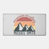 ヴィンテージパステル山脈はモノグラムグレーを呼び出している デスクマット (正面)